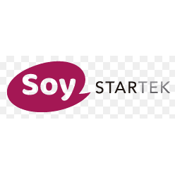 Logotipo de Soy Startek en magenta y texto negro sobre fondo transparente.