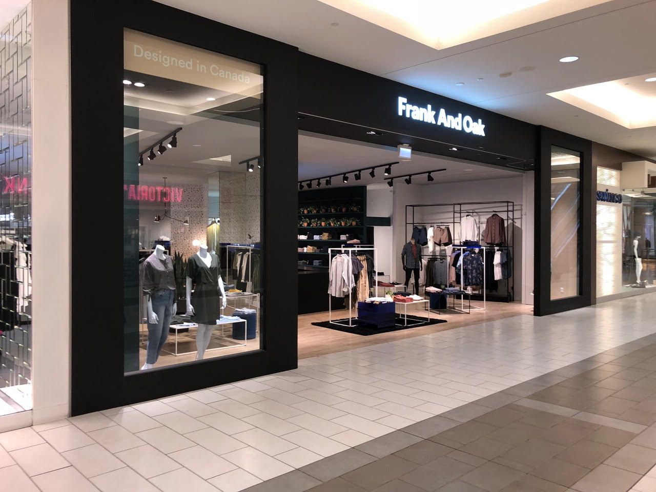Façade du magasin de vêtements Frank And Oak dans un centre commercial, avec mannequins et présentoirs à vêtements
