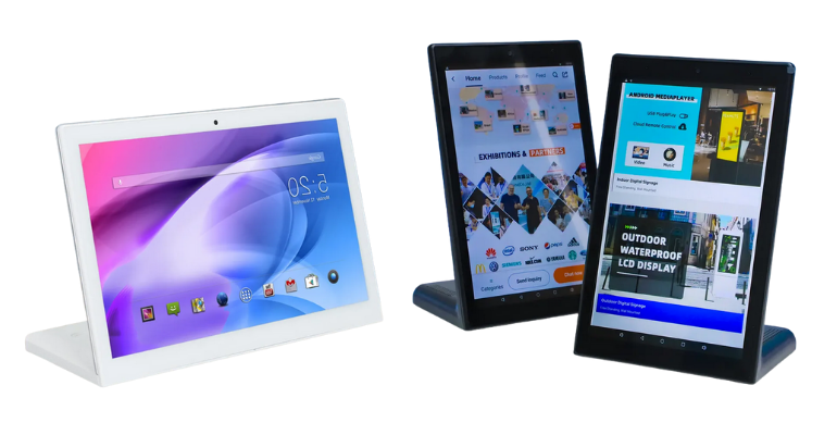 Drie tablets op standaards, één wit en twee zwart, met verschillende kleurrijke interfaces.