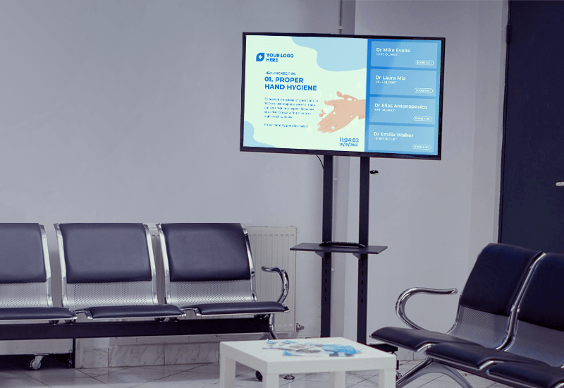 Een wachtkamer met stoelen en een digitaal scherm. Op het scherm worden promotionele gegevens weergegeven.