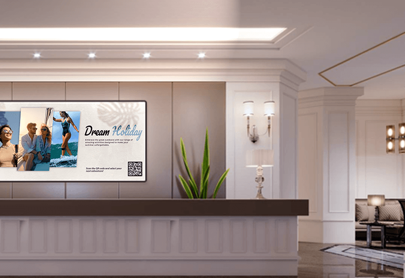 Hotelreceptie met een digitaal scherm dat een 