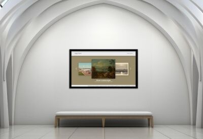 Interieur van een kunstgalerie, gewelfde witte muren, digitale kunstpresentatie boven een bank.