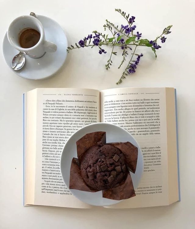 Pausa lettura con muffin al cioccolato
