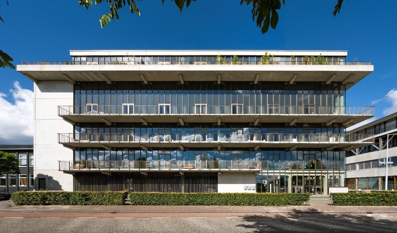 Een groot gebouw met veel ramen en balkons.