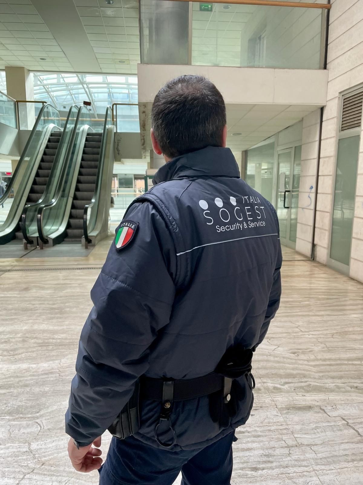 Uomo in giacca e cravatta