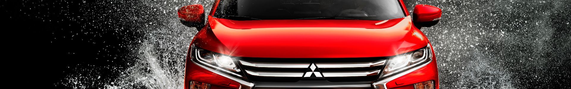 Um carro mitsubishi vermelho