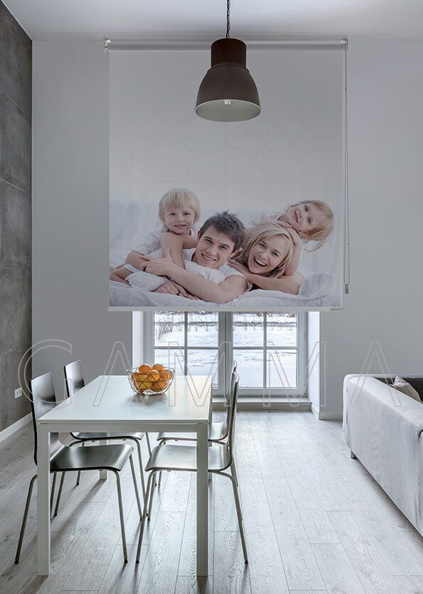 Foto di famiglia su una tenda in una sala da pranzo; tavolo bianco, sedie, vista invernale.