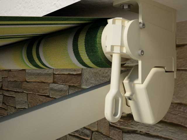 Primo piano di un meccanismo di tenda da sole retrattile color crema con tessuto a righe verdi e bianche.