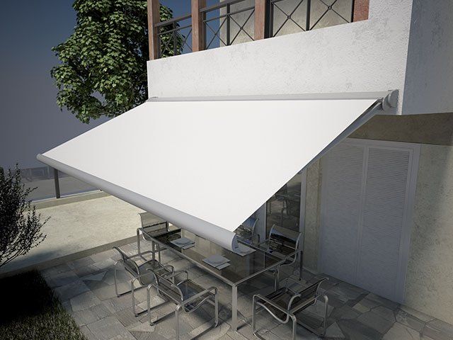 Una tenda da sole bianca protegge il tavolo da pranzo e le sedie del patio.