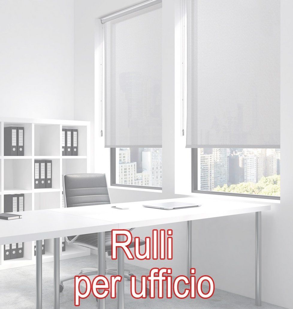 Interno di un ufficio con tende bianche, scrivania, sedia, scaffali e scritta