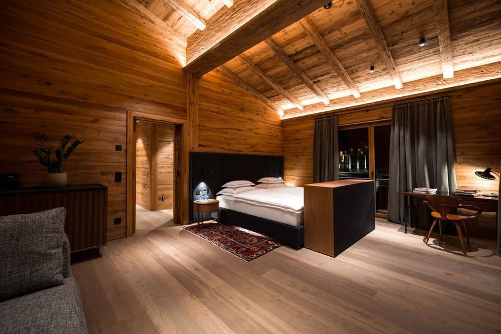 Gemütliches Schlafzimmer aus Holz mit gewölbter Decke, Kingsize-Bett