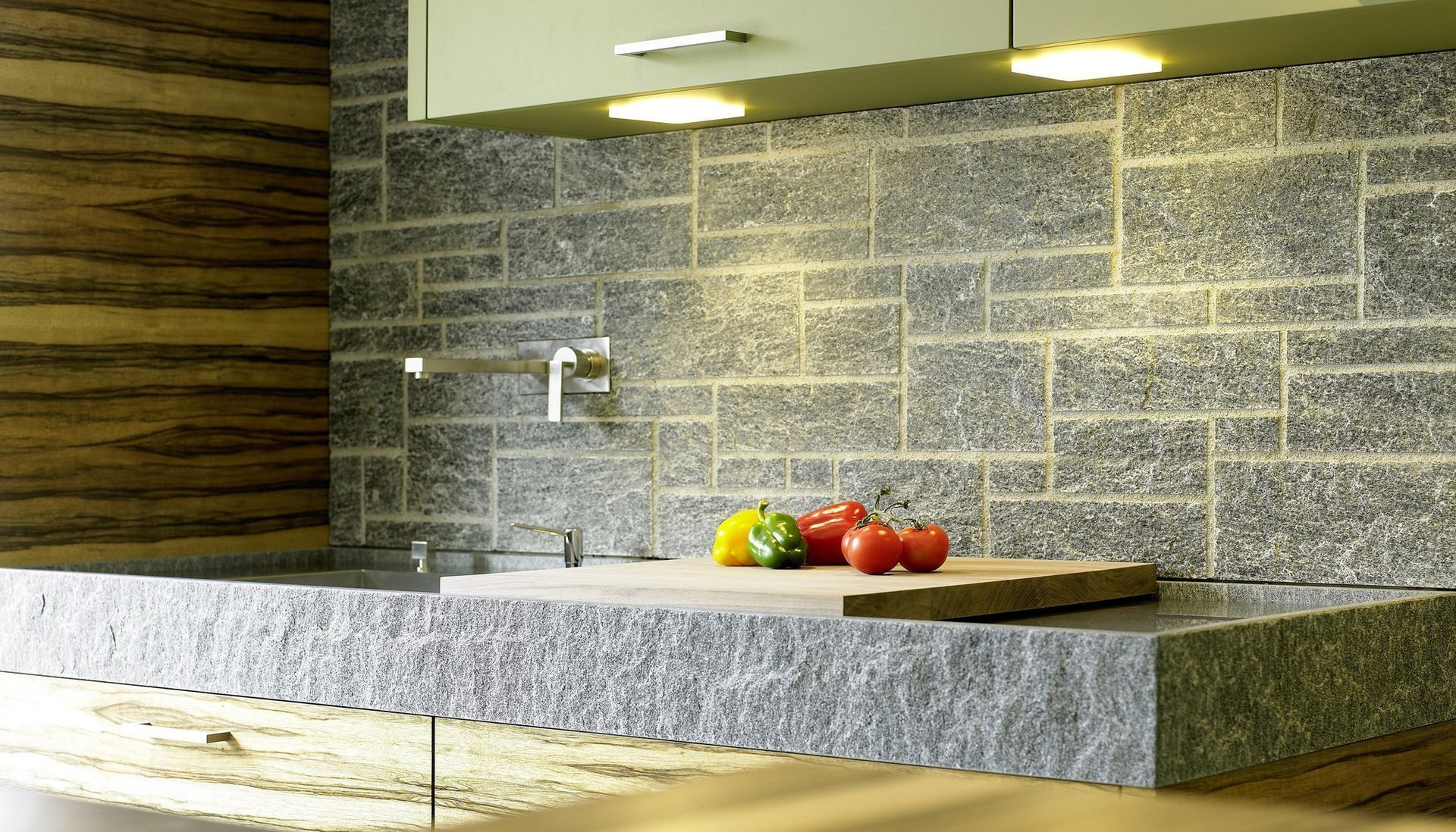 Moderne Küchenarbeitsplatte mit Obstschale, Steinrückwand und Akzentwand aus Holz