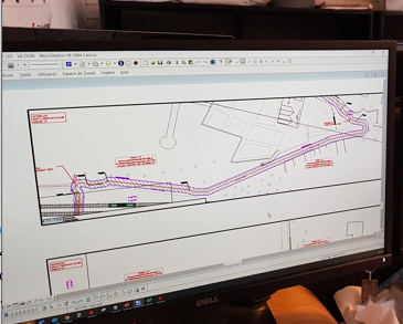 Un écran d'ordinateur avec le dessin d'une route dessus