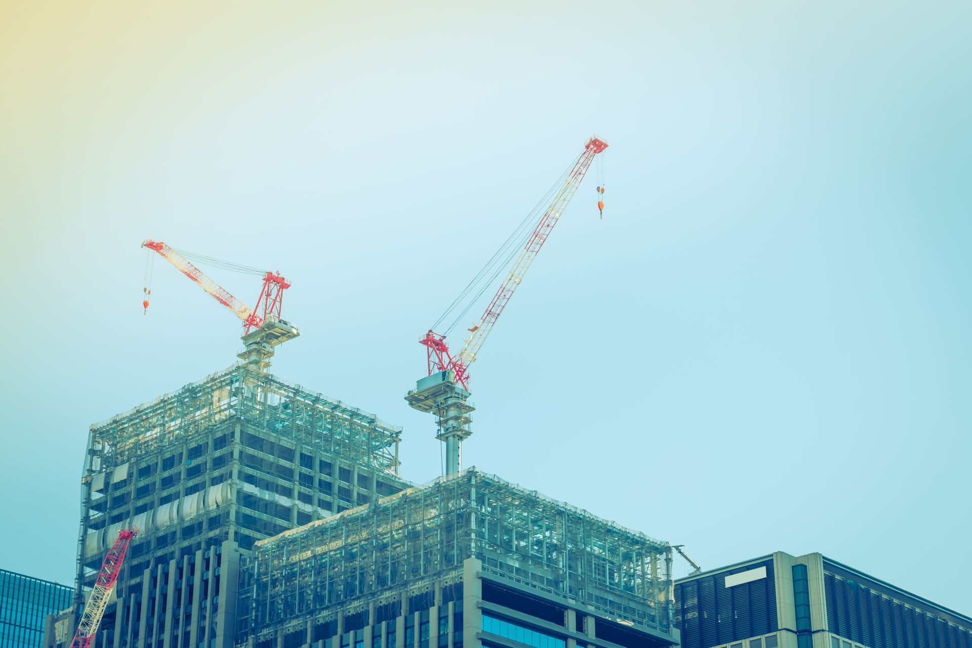 Un bâtiment est en cours de construction avec une grue au sommet.