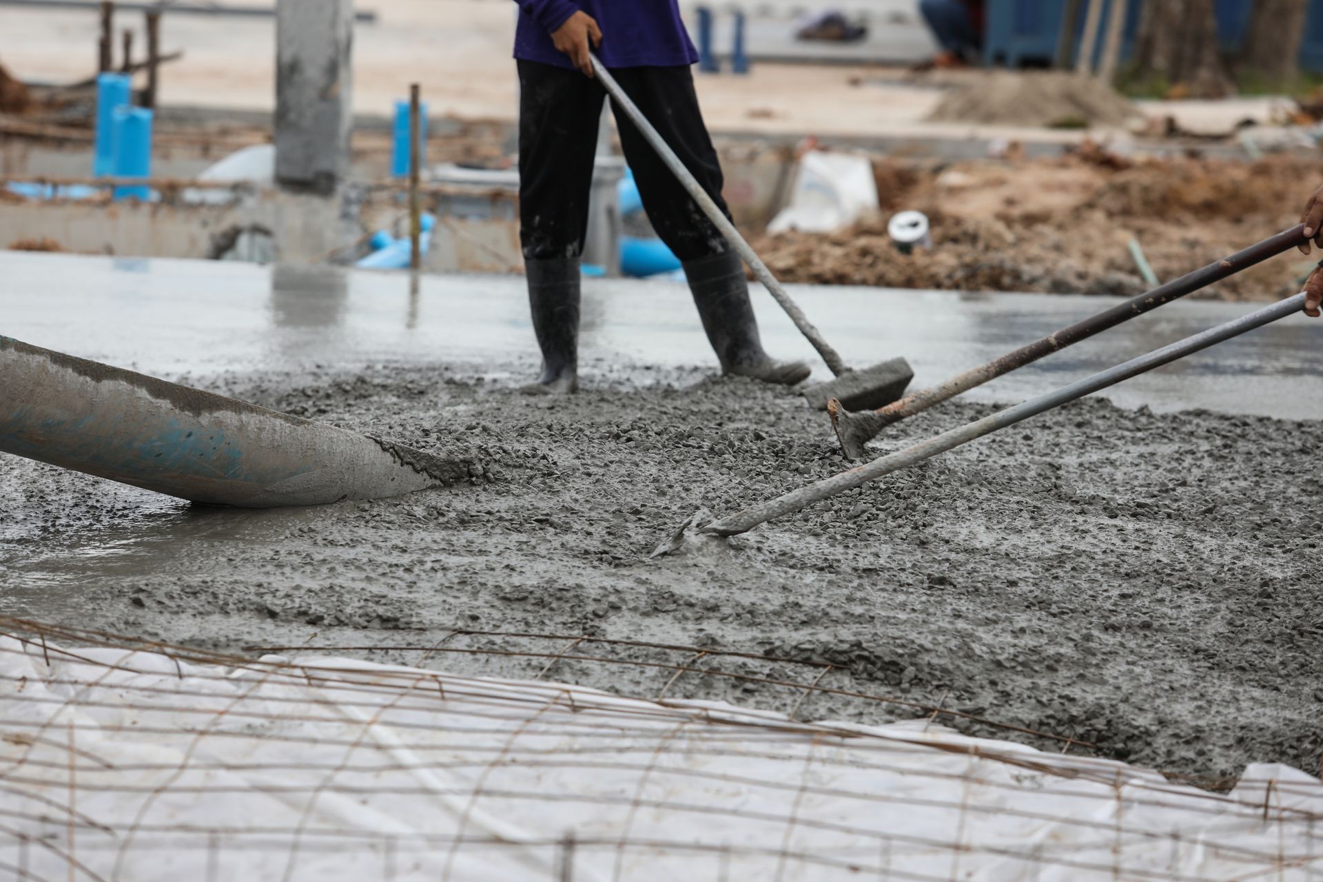 concrete contractors pouring concrete