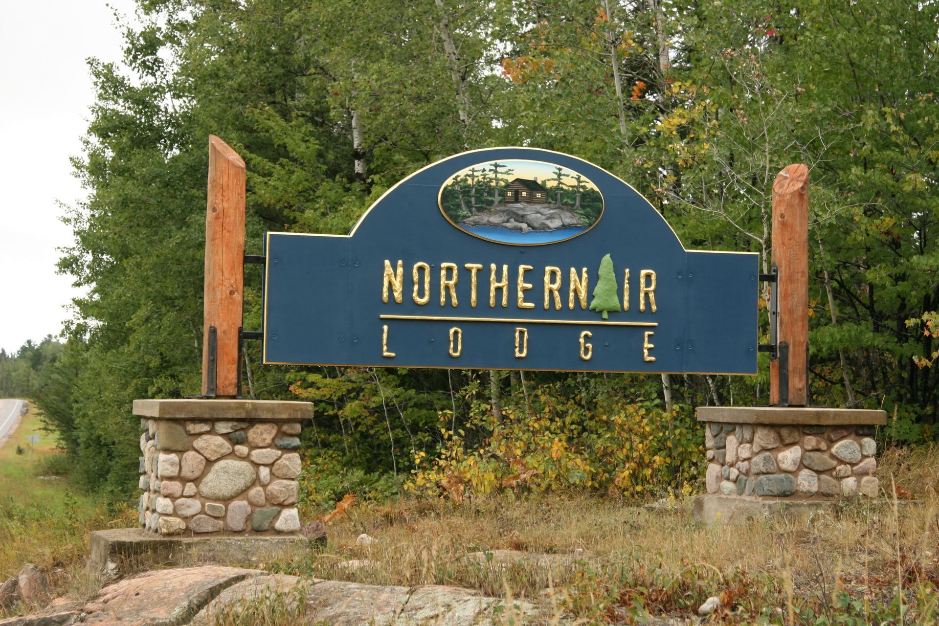 A sign for the northern air lodge in the woods