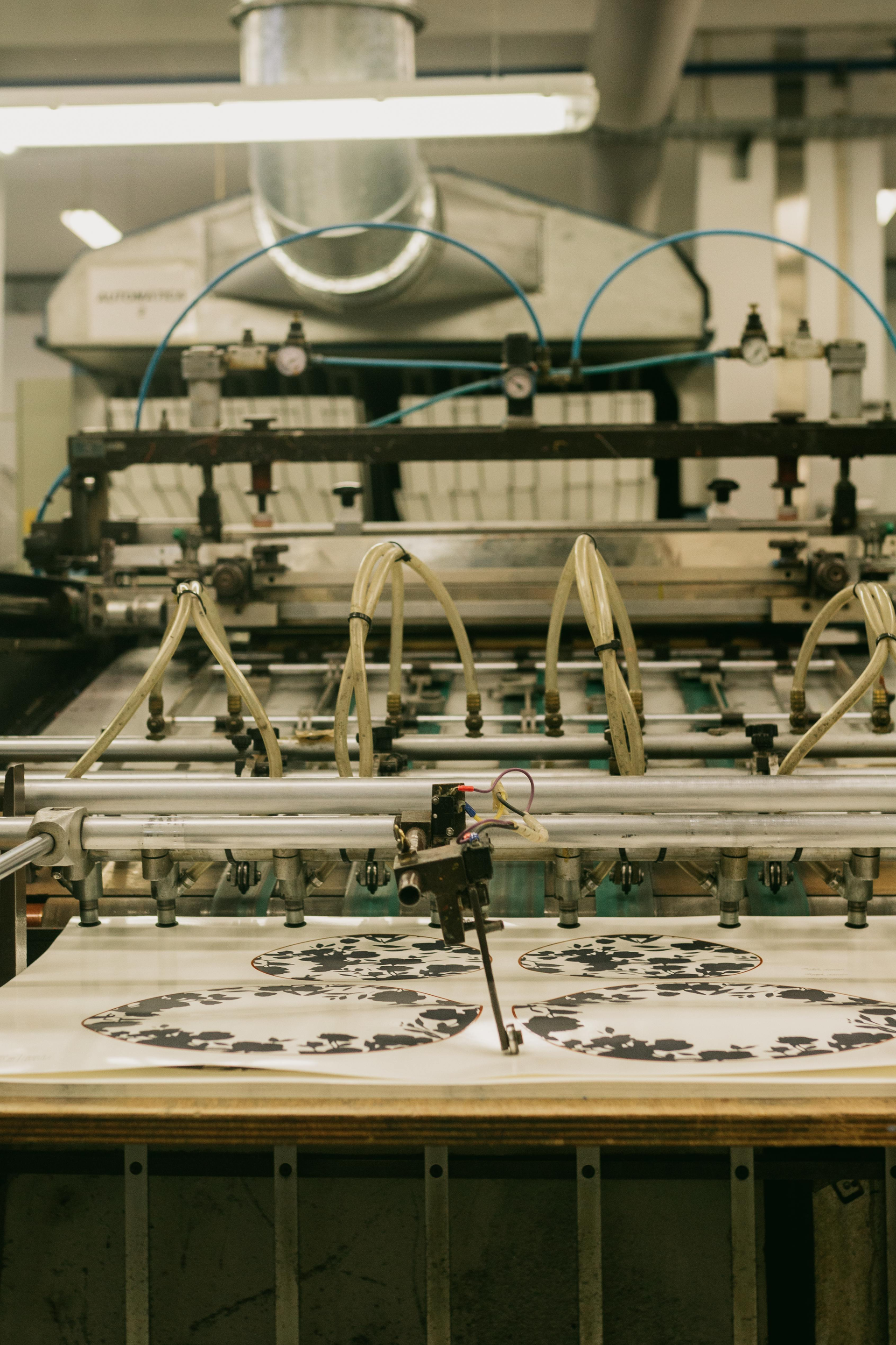 Uma máquina está trabalhando em um pedaço de papel em uma fábrica.
