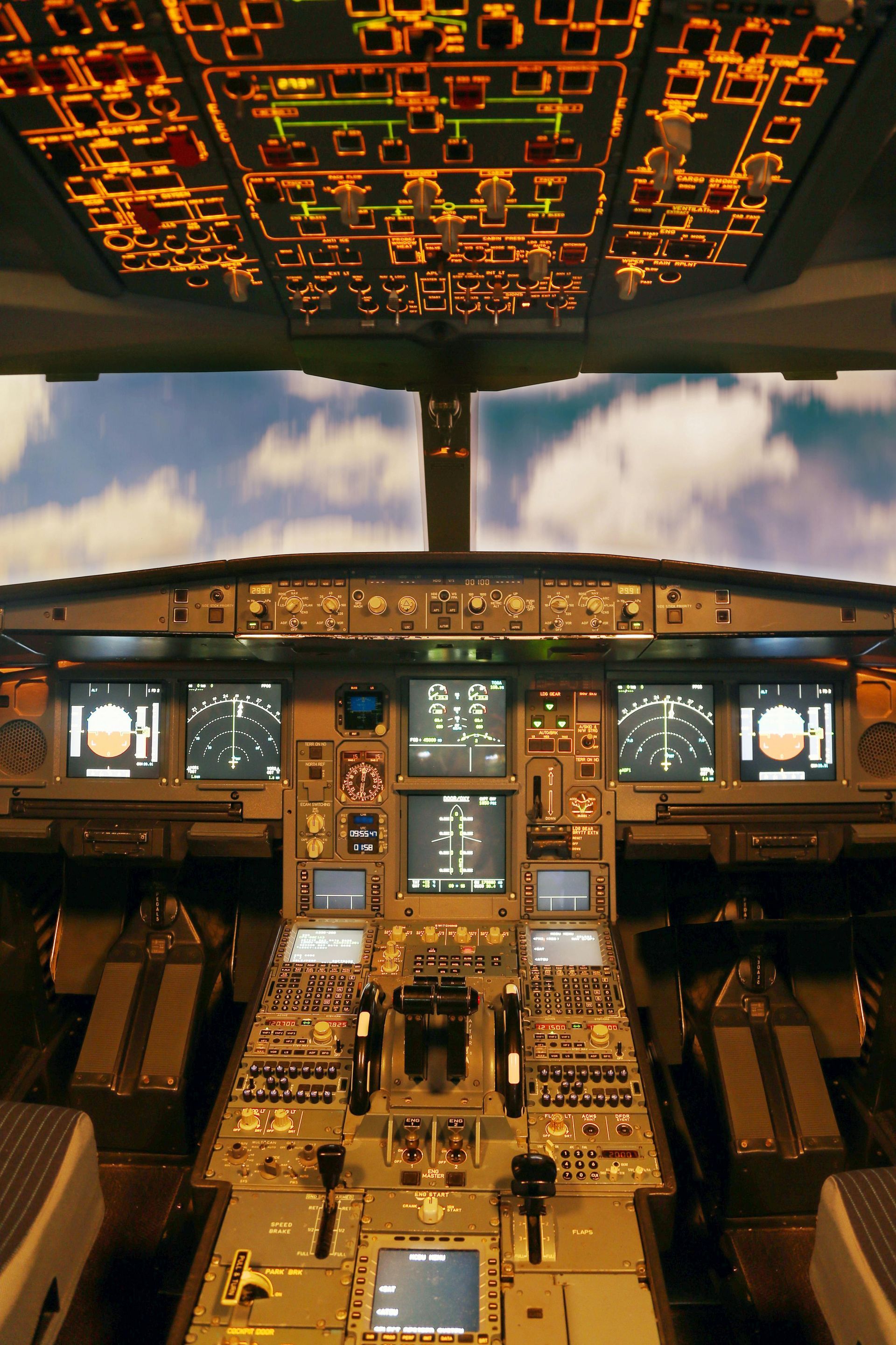 Uma cabine de avião com um teto que diz 'a' nele
