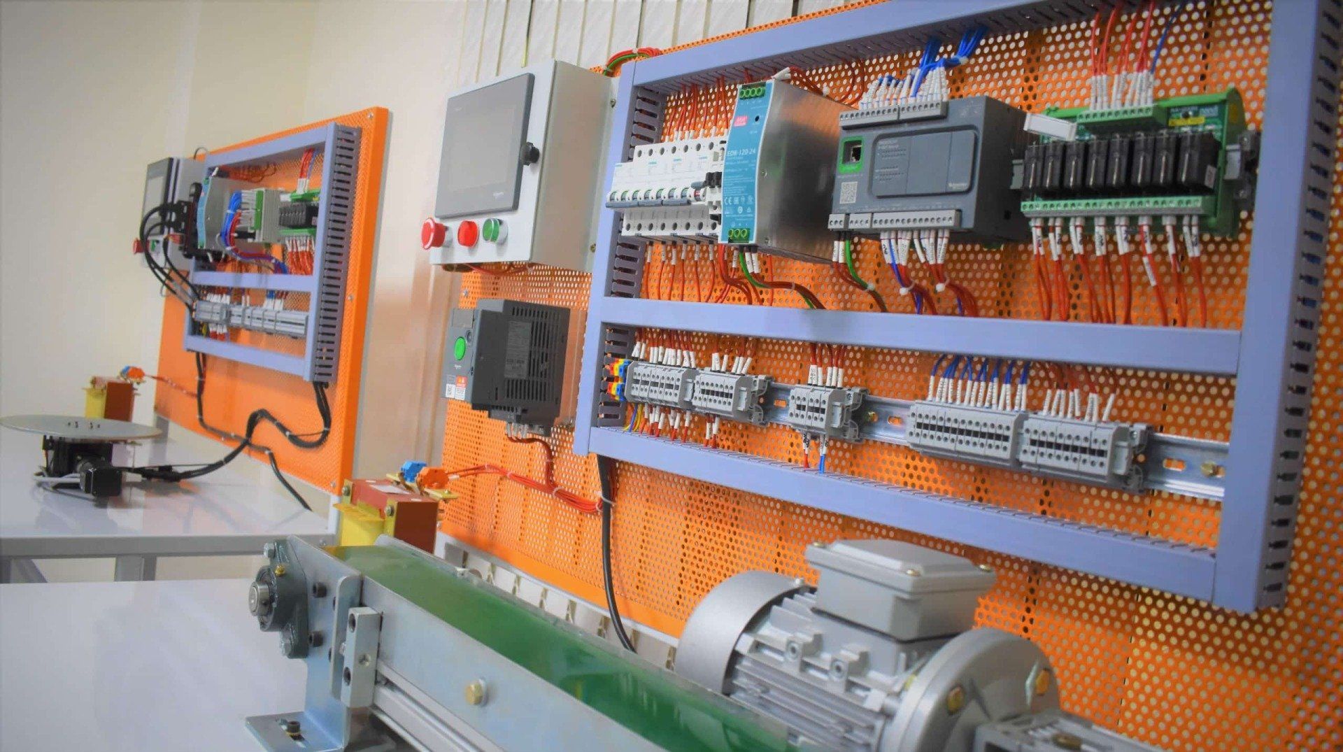 Uma sala com muitos equipamentos elétricos na parede.