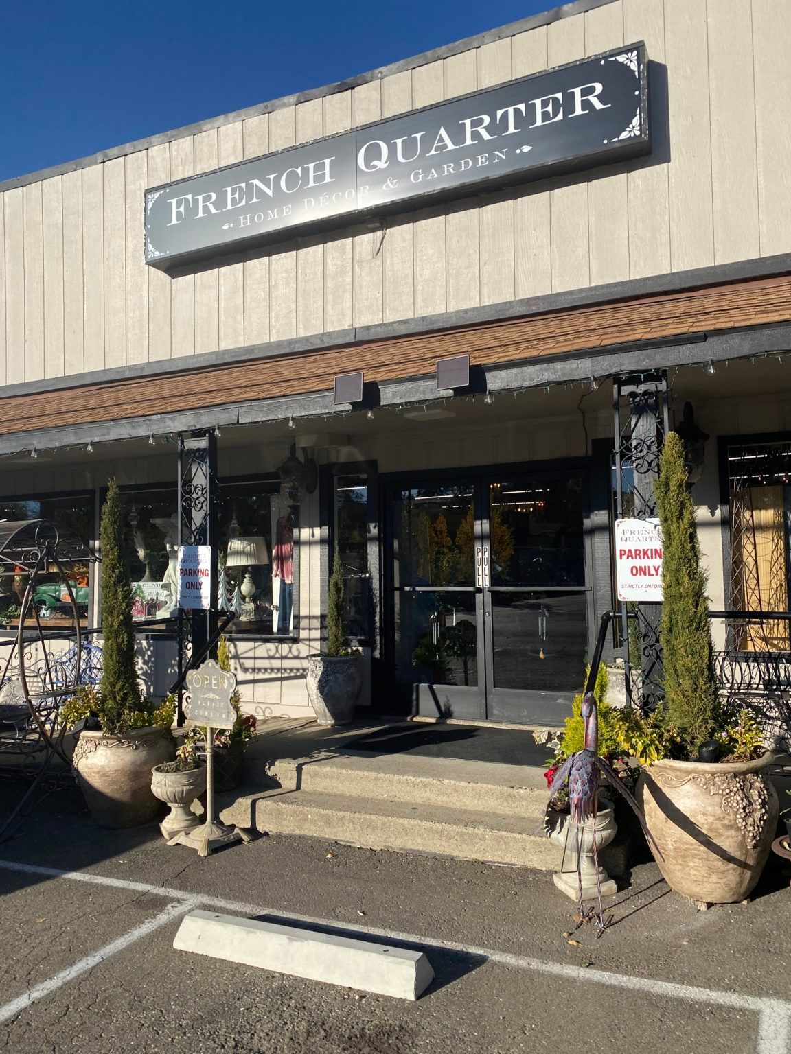 A building with a sign that says french quarter on it