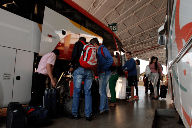 Um ônibus de dois andares, com a inscrição