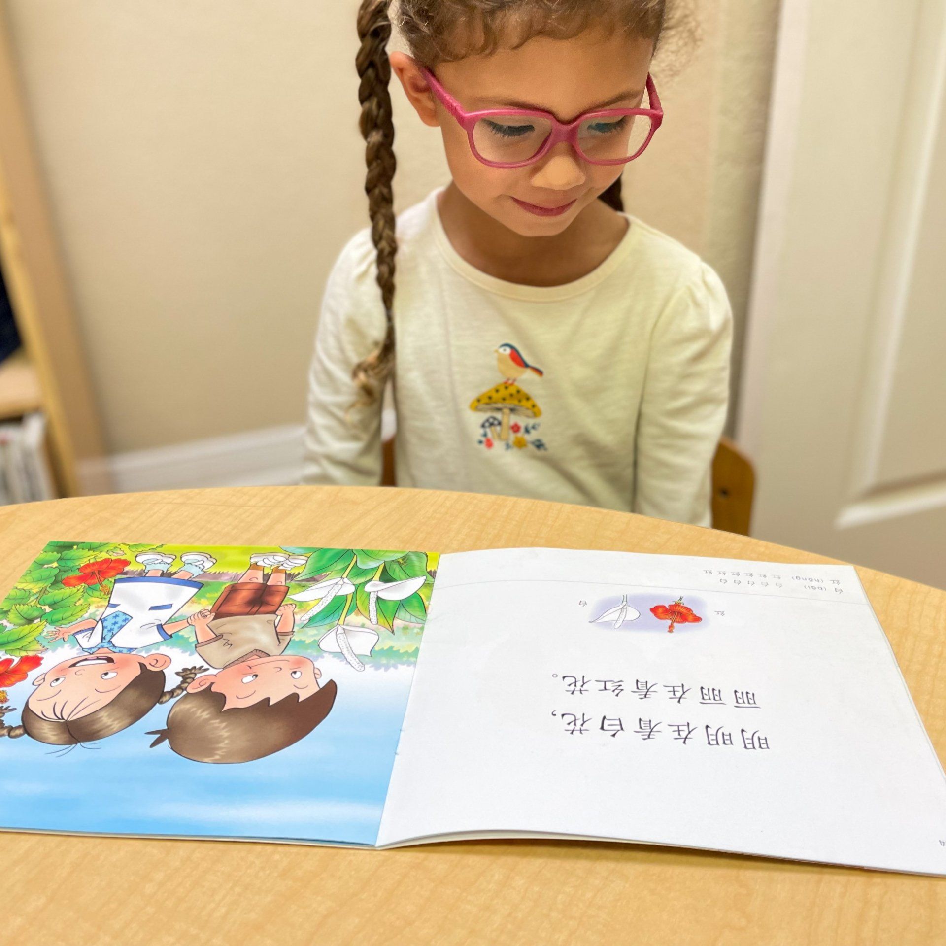 Child learning Chinese
