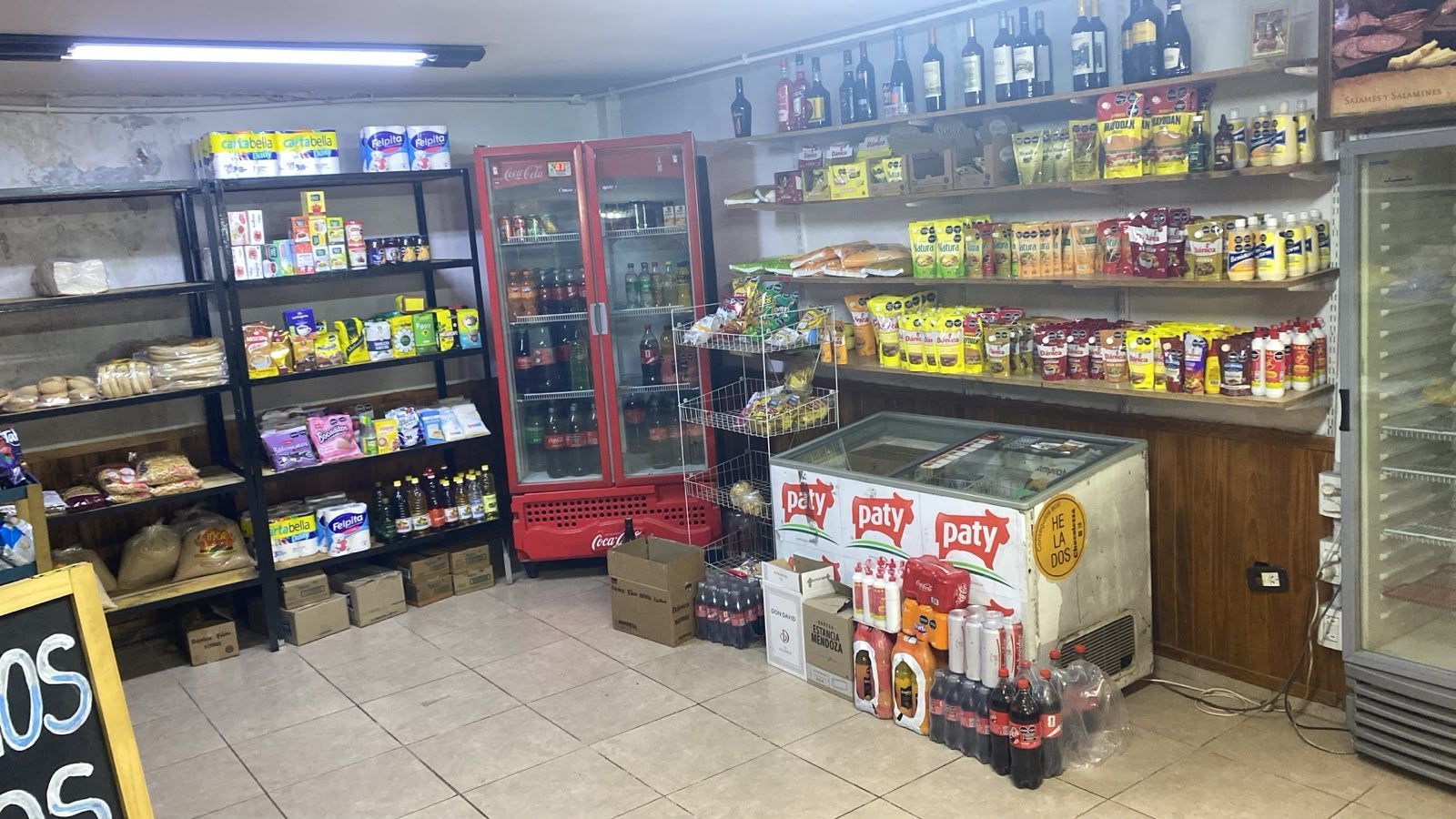 Snacks y bebidas en mostrador de comercio de Mendoza