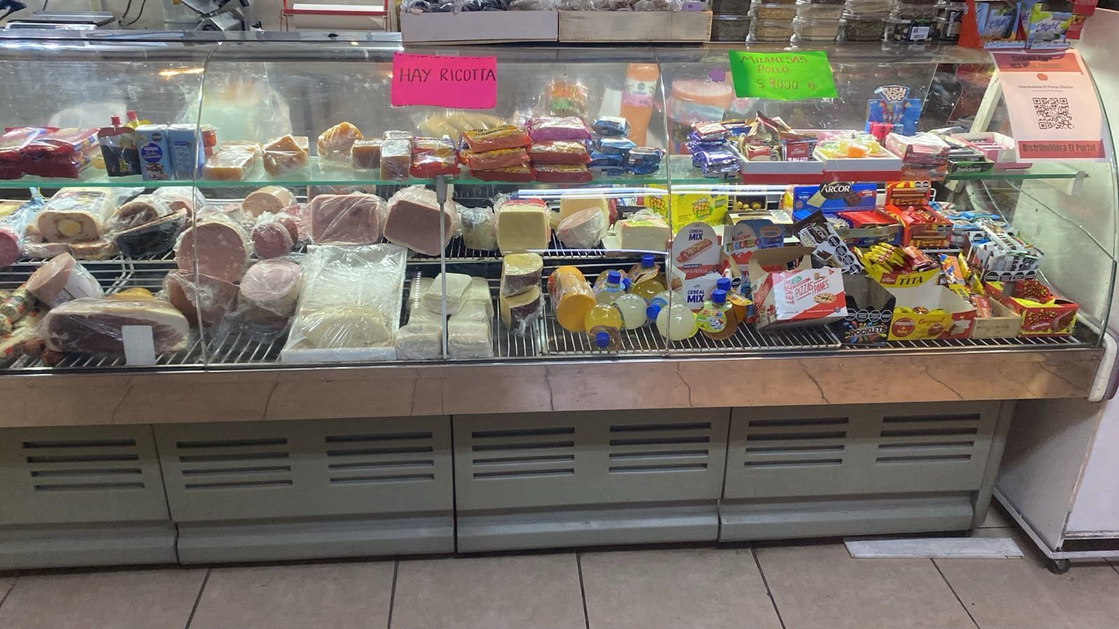 Fiambres y quesos en mostrador de almacén en Mendoza
