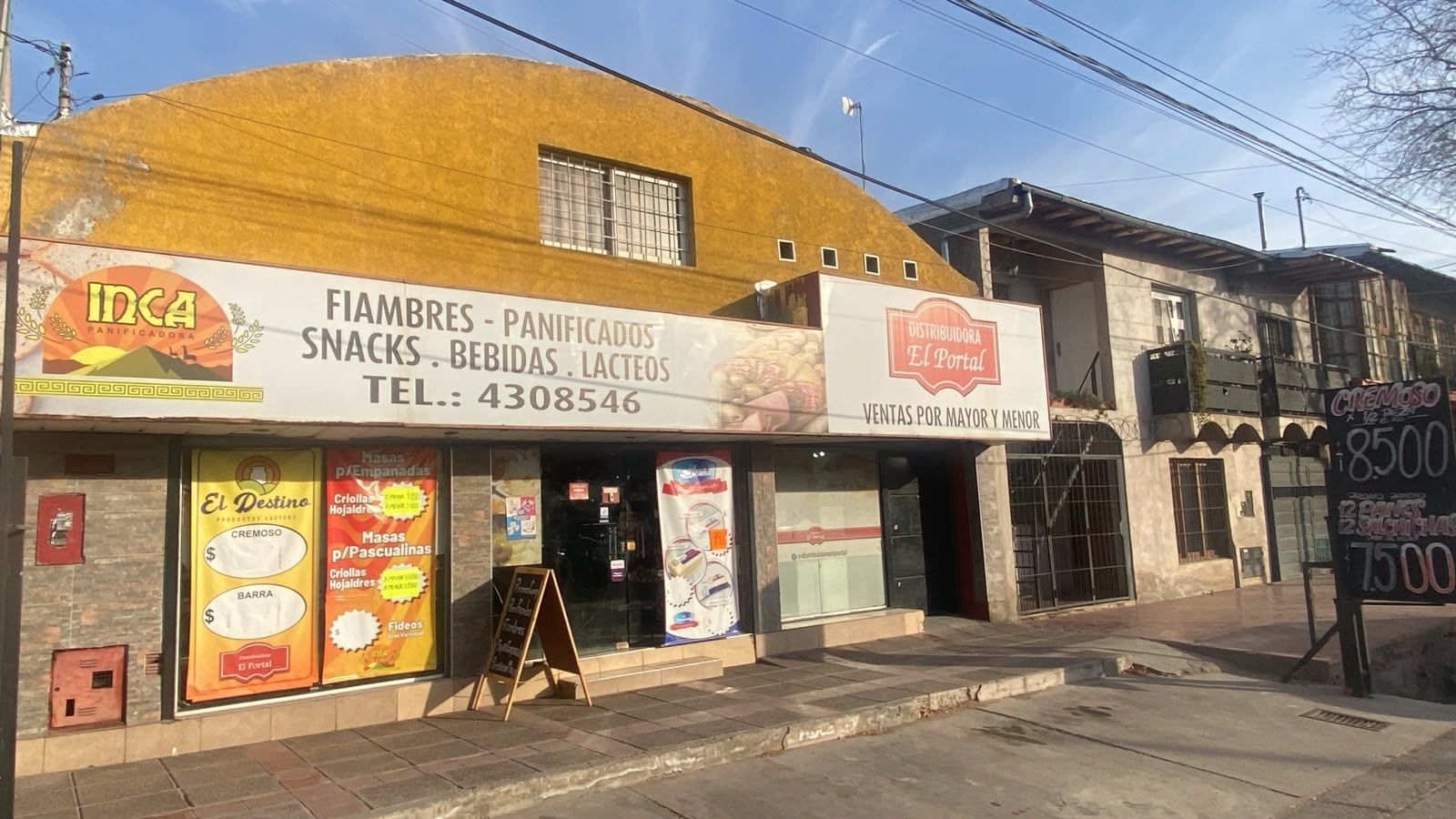 Pequeña panadería callejera con fachada amarilla, letrero que dice 