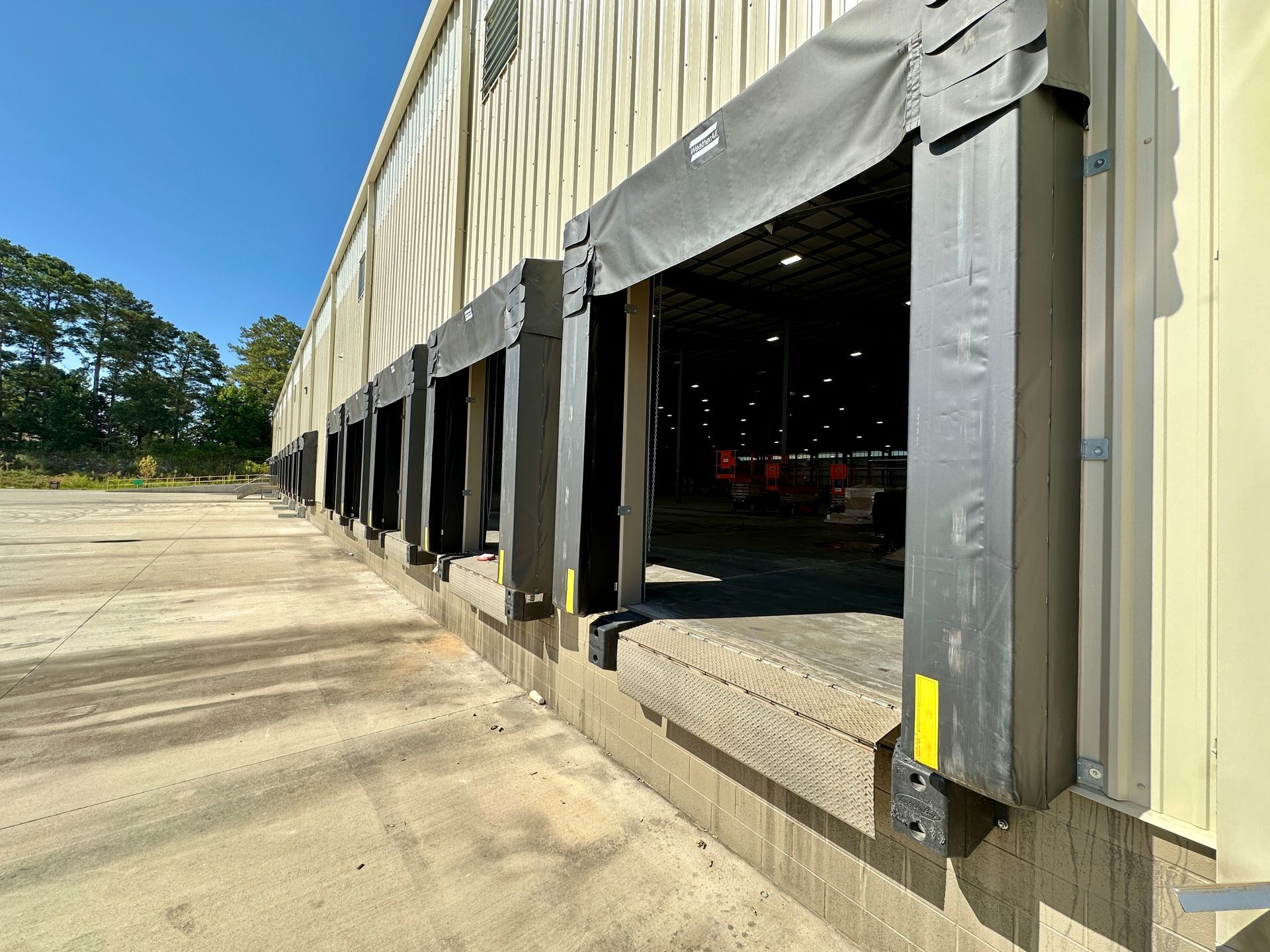 A large warehouse with a lot of loading docks on the side of it.