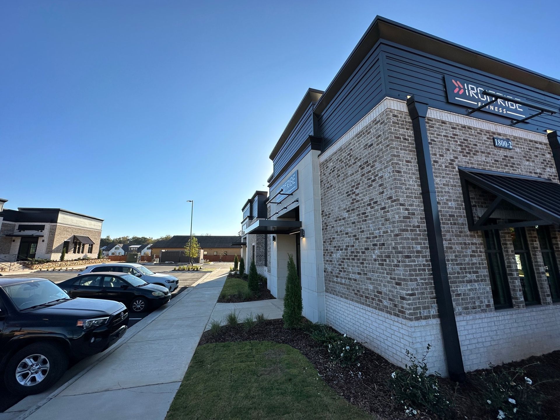 A building with a lot of cars parked in front of it.