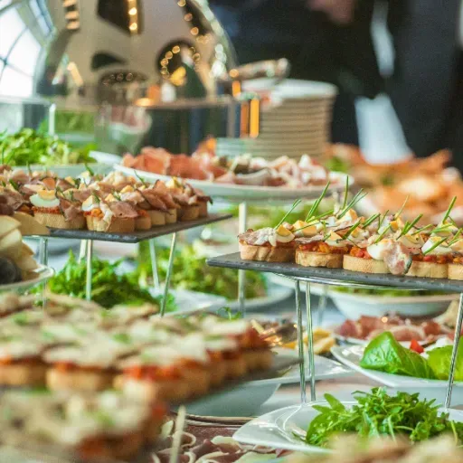 Een elegant buffet met diverse hapjes en verse groenten op etagères.