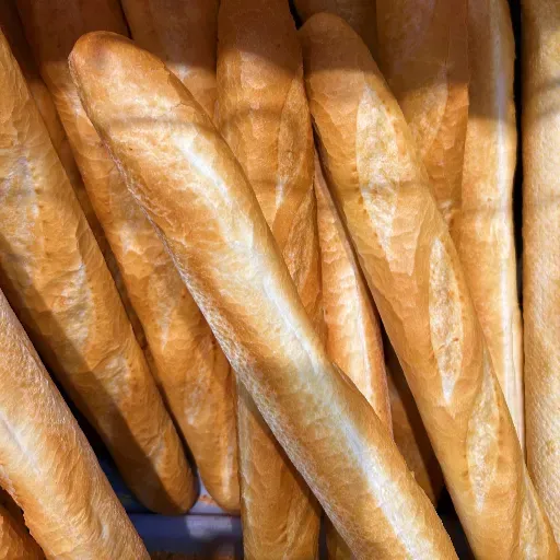Manden vol lange, goudbruine baguettes, dicht op elkaar gestapeld.