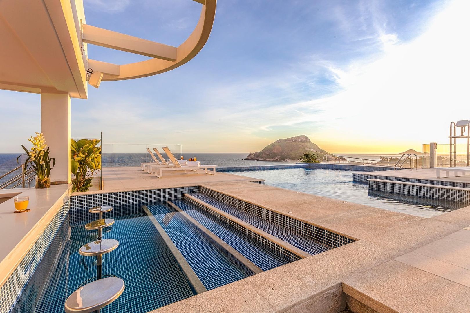 Uma grande piscina com vista para o oceano.