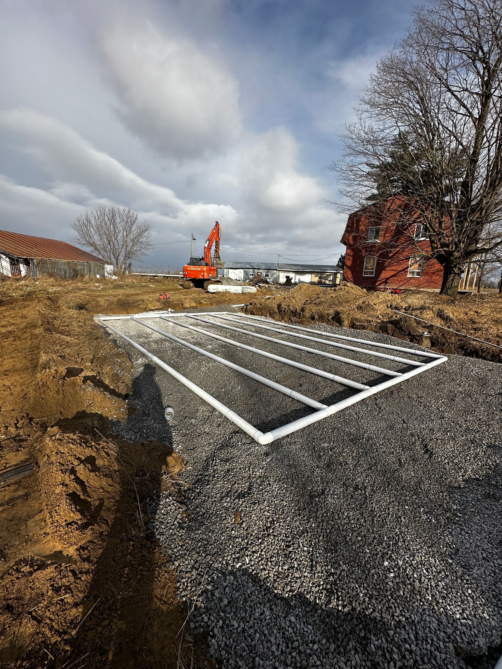 Un chantier de construction avec une grande pelle orange en arrière-plan.