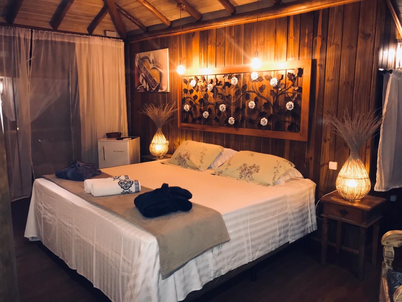 Há uma cama grande no meio do quarto.
