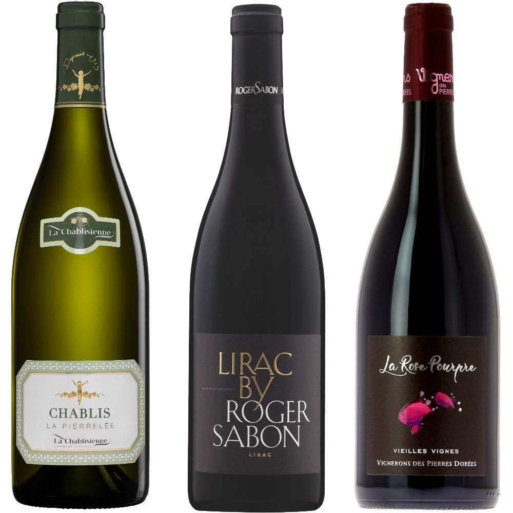 Freigestelltes Produktfoto von drei stehenden französischen Weinflaschen vor weißem Hintergrund. Links eine helle Weißweinflasche Chablis La Pierrelée (La Chablisienne), mittig eine dunkle Rotweinflasche Lirac von Roger Sabon mit schwarzem Etikett, rechts ein Rotwein La Rose Pourpre Vieilles Vignes (Vignerons des Pierres Dorées) mit rosa Blütenmotiv auf dem Etikett.