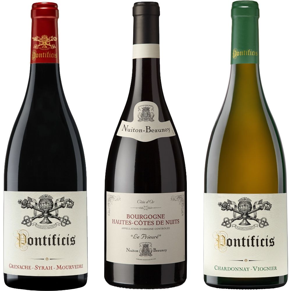 Freigestelltes Produktfoto von drei stehenden französischen Weinflaschen vor weißem Hintergrund. Links ein Pontificis Rotwein (Grenache-Syrah-Mourvèdre) mit roter Kapsel, in der Mitte ein Bourgogne Hautes-Côtes de Nuits „Le Prieuré“ von Nuiton-Beaunoy, und rechts ein Pontificis Weißwein (Chardonnay-Viognier) mit grüner Kapsel und päpstlichem Schlüssel-Wappen auf dem Etikett.