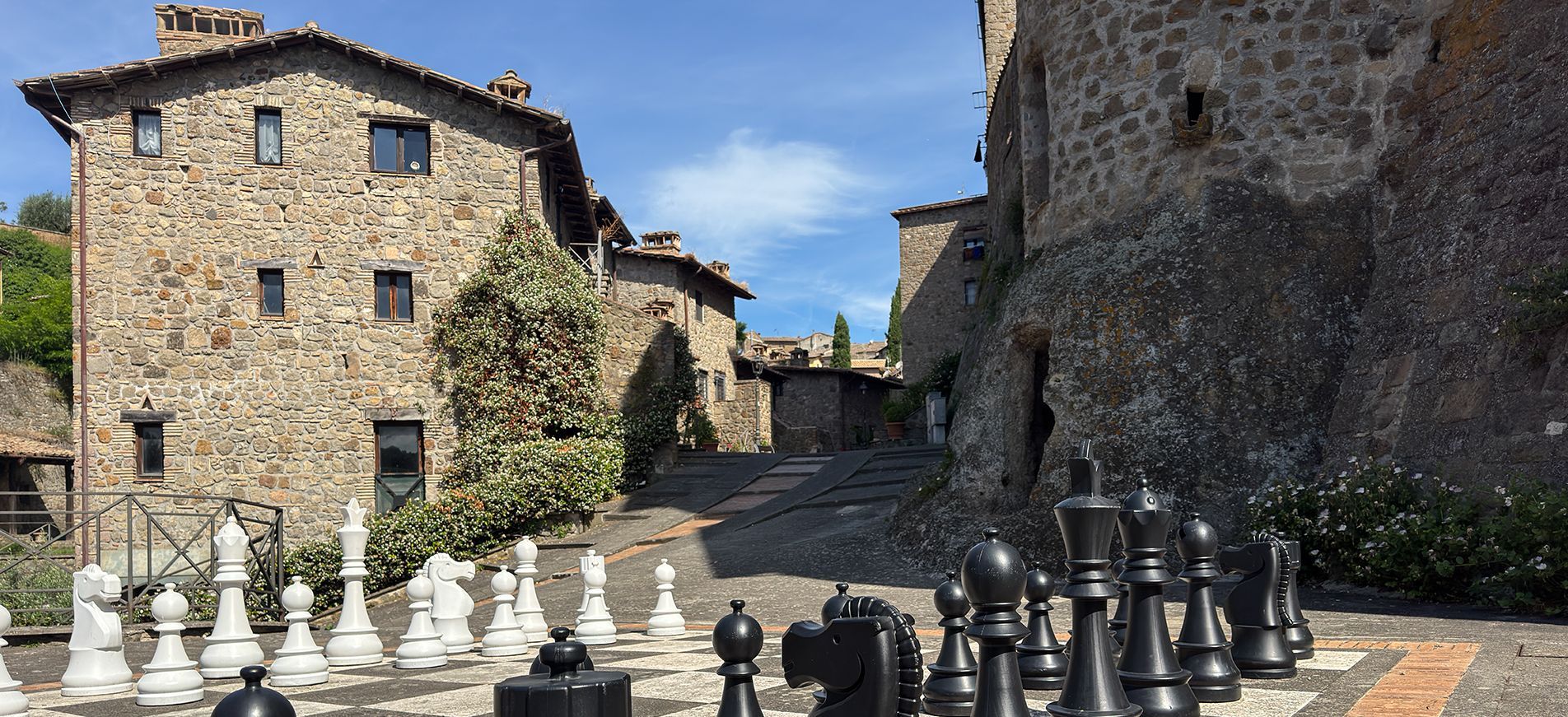 Bassano in Teverina, borgo nel Lazio con piazza con scacchi giganti