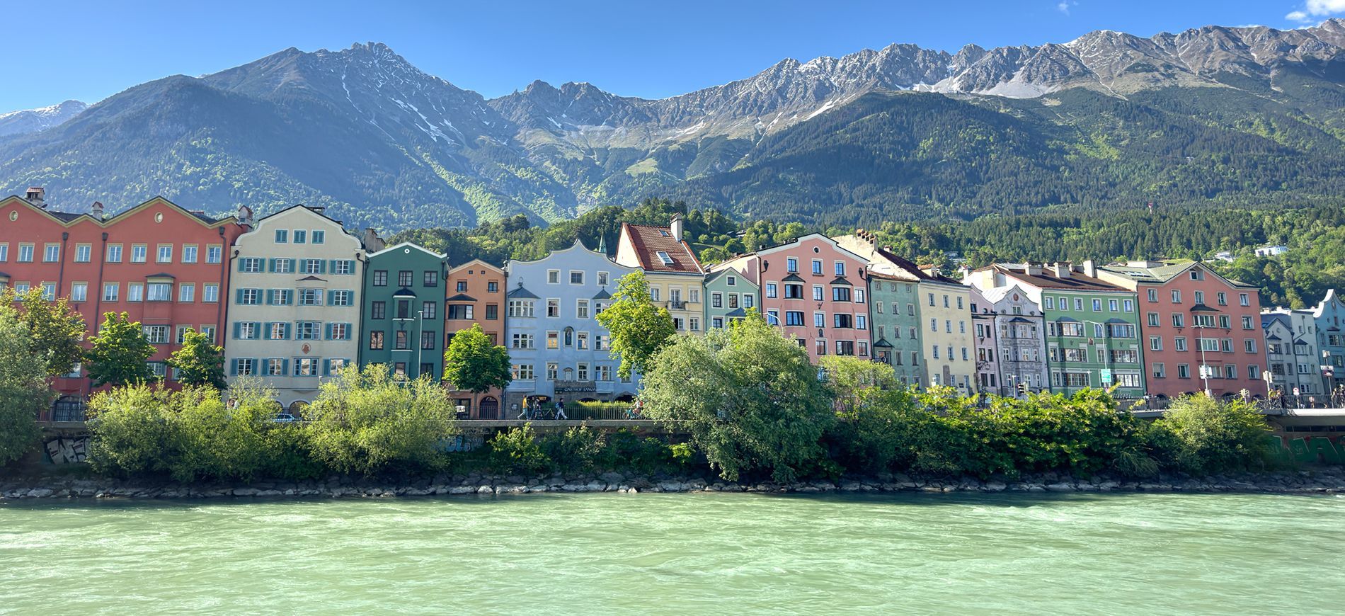 Vista di Innsbruck con le casette colorate sul fiume Inn