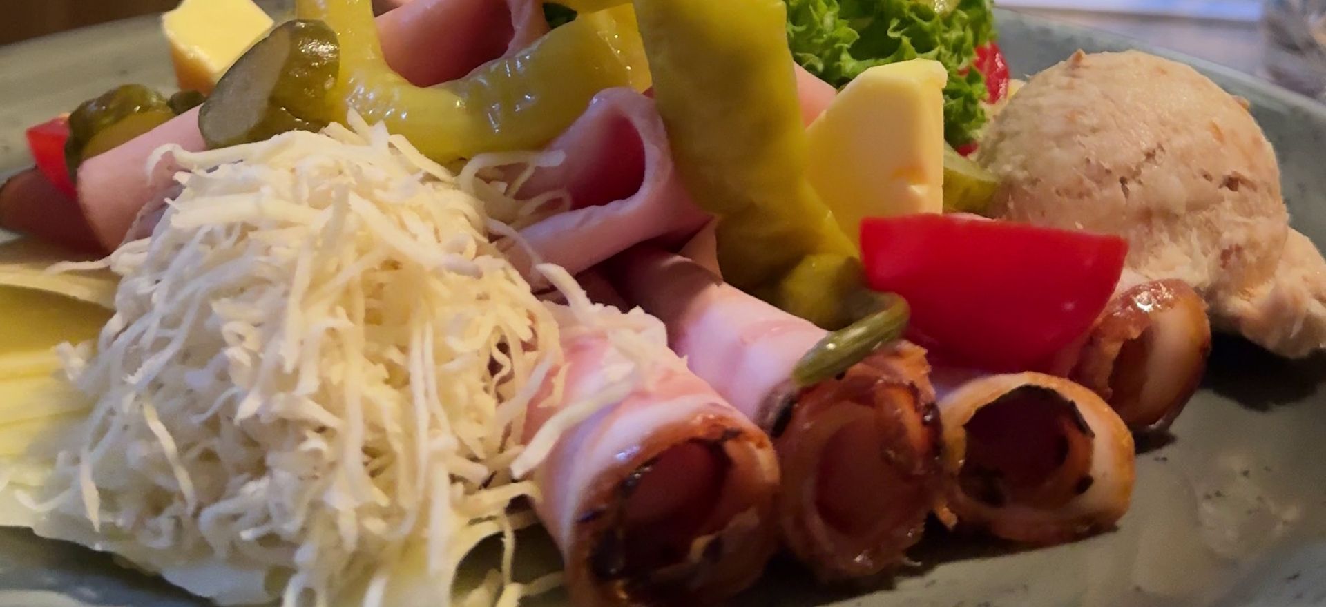 Tavola imbandita in una tipica locanda tirolese di Innsbruck