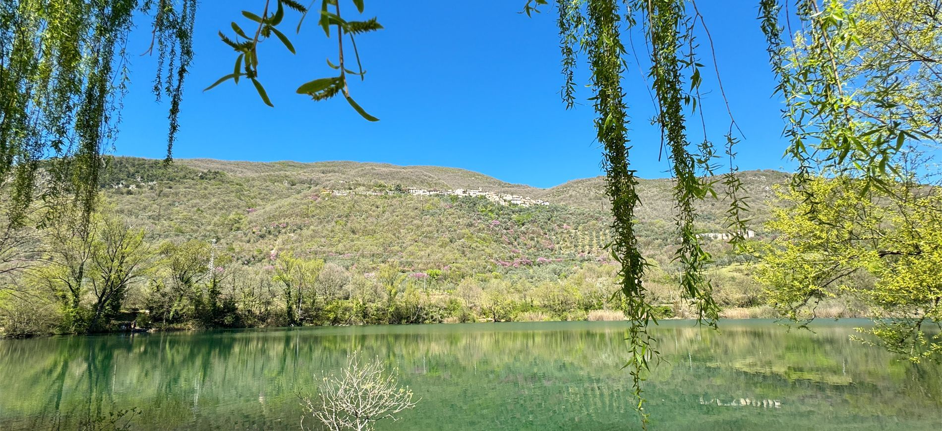 Lago di Paterno immerso nel verde Lazio