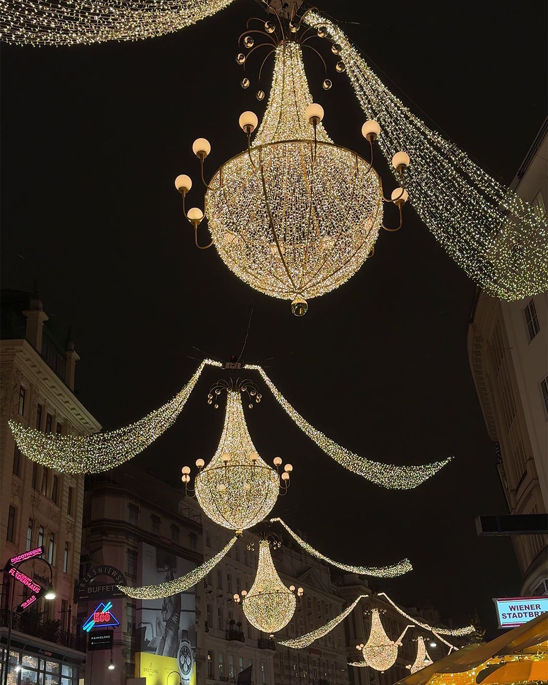 Mercatino di Natale a Vienna _ luminarie della Graben
