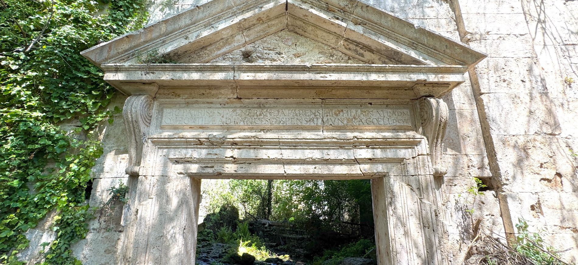 La facciata della chiesa sommersa di San Vittorino