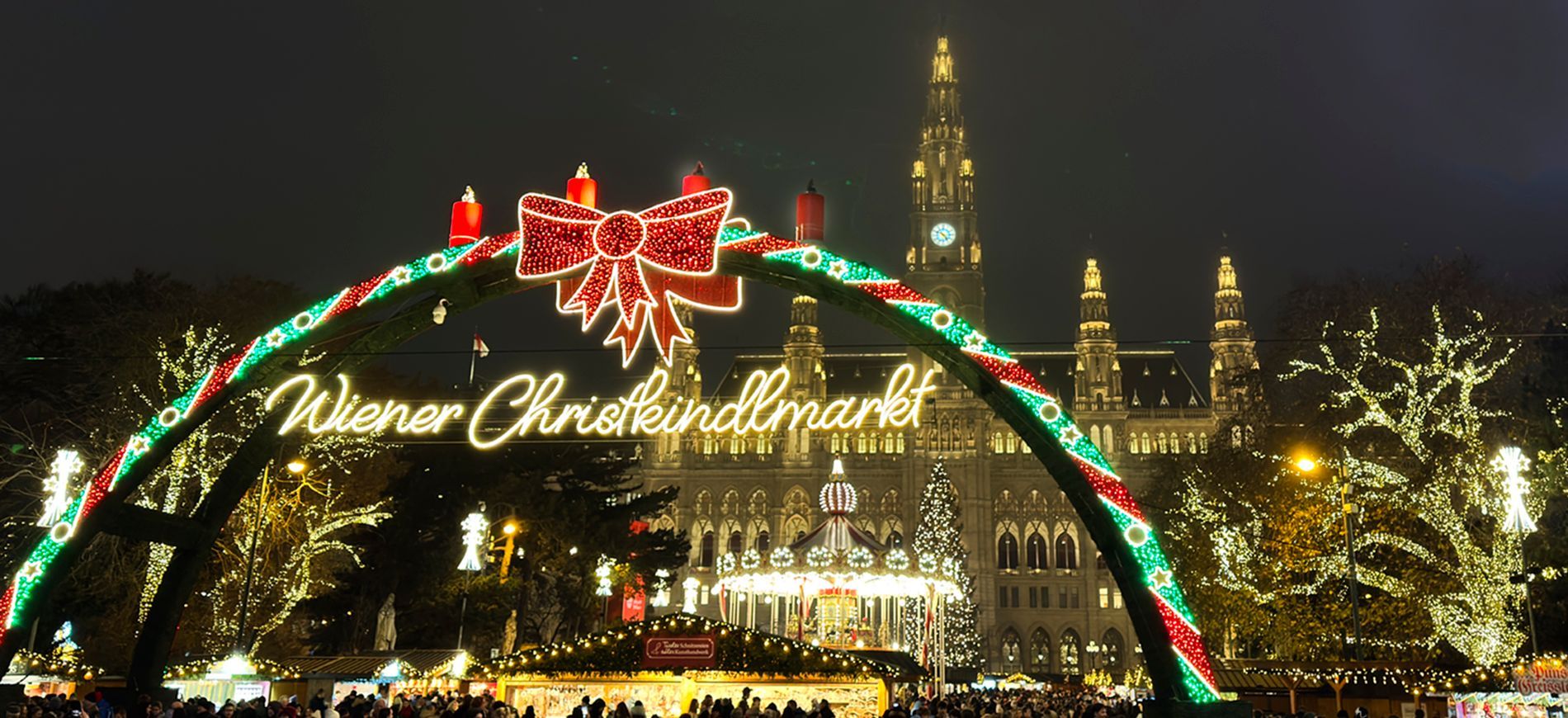 Mercatini di Natale a Vienna: casette in legno illuminate e luci dorate in Rathausplatz