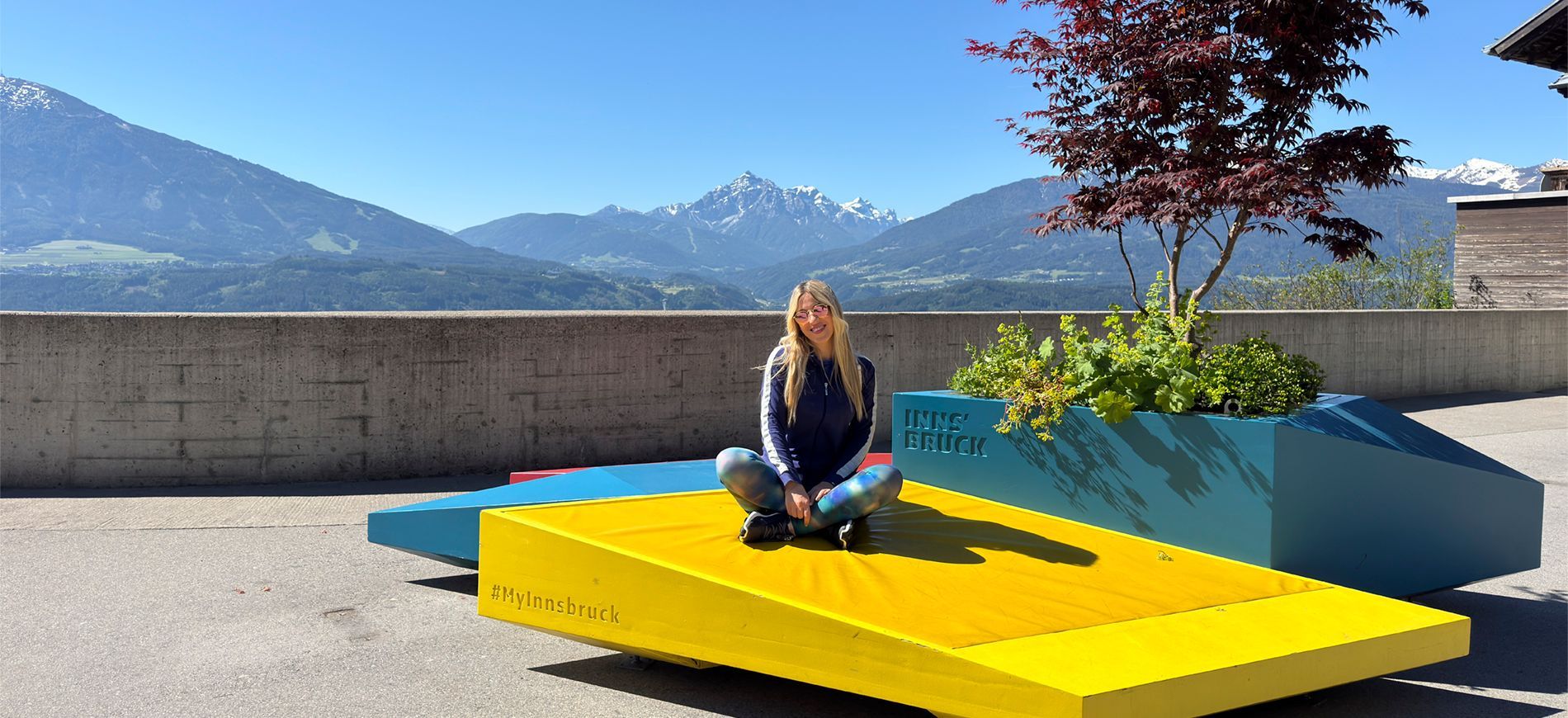 Le funivie della Nordkette sopra i tetti di Innsbruck con le montagne sullo sfondo  