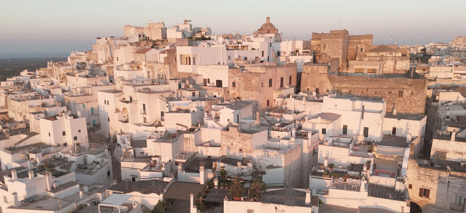 Cosa vedere ad Ostuni? La città bianca è una delle mete della Puglia perfetta per le vacanze estive.
