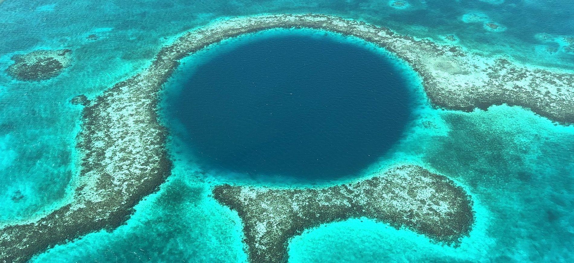 Belize: volo panoramico sul Great Blue Hole