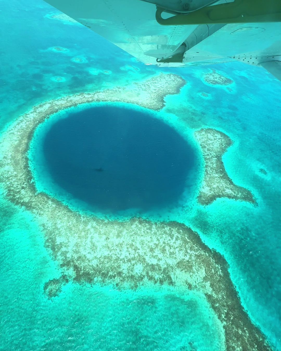 Volare sul Great Blue Hole in Belize: cosa sapere