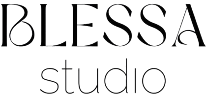 BLESSA studio logotips melnā krāsā ar smalkiem mazajiem burtiem uz balta fona